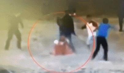 职业拳击手跟普通人打架,职业拳击手被混混打死