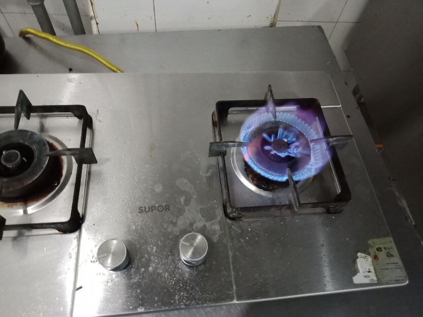 家里买燃气灶时别乱买，选不好就会中商家圈套，现在知道还不迟