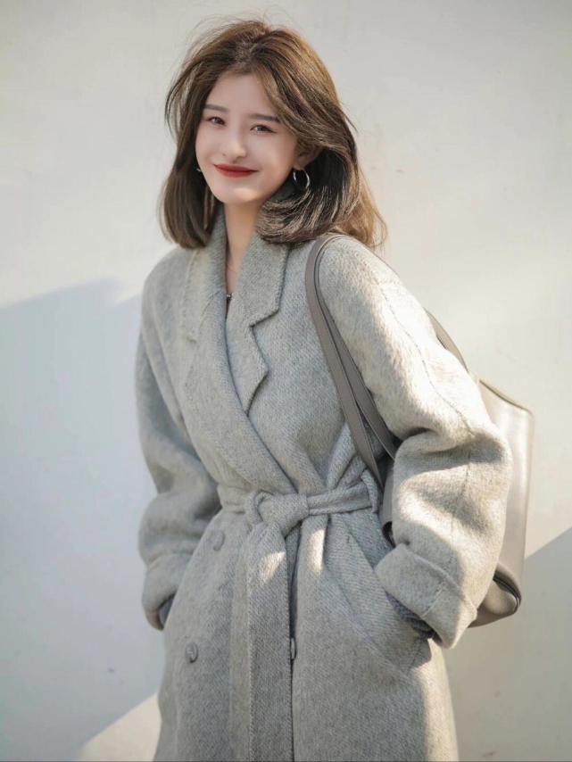 冬季最百搭的大衣颜色,长款大衣想要穿得不臃肿又显气质