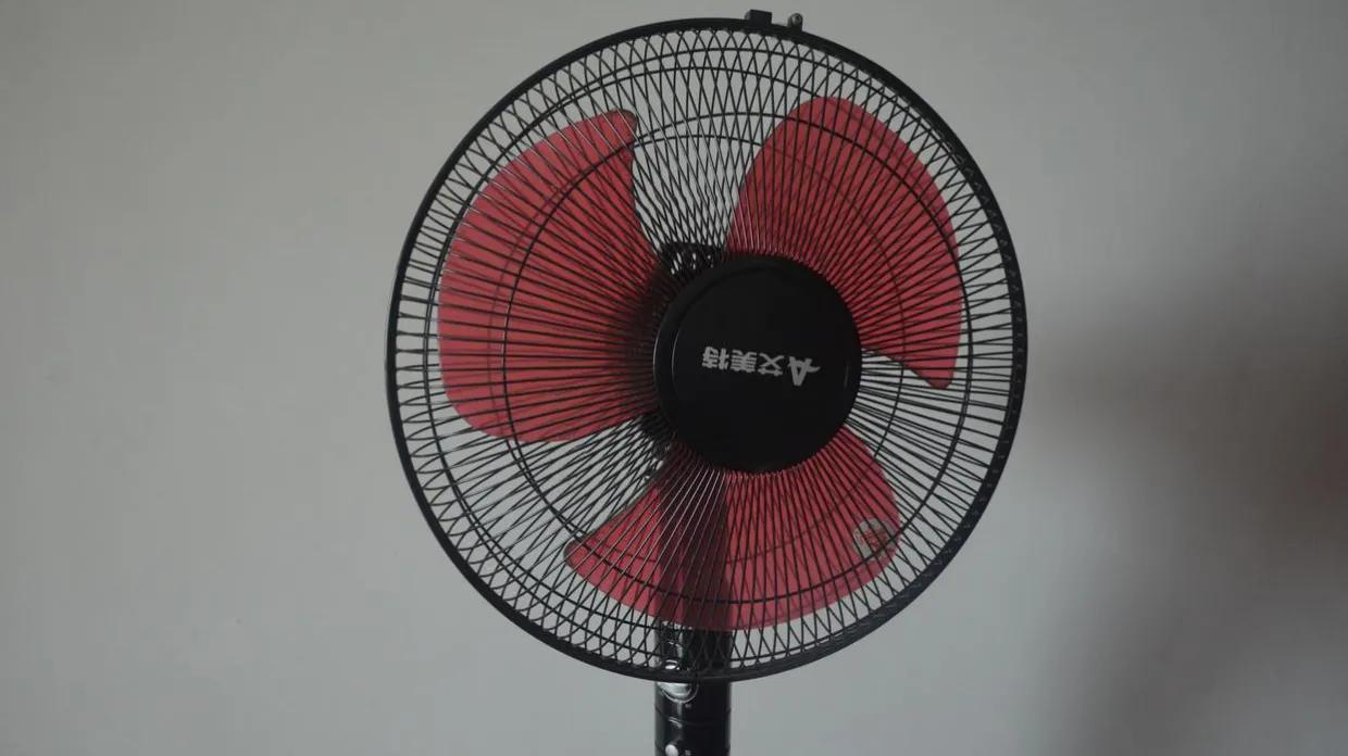 风扇上灰怎么清理,为什么电风扇的扇叶上容易积累灰