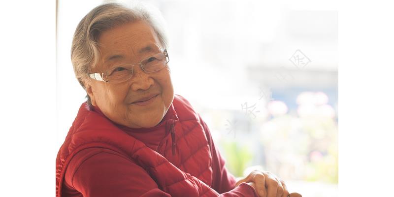 小伙被父亲联合后妈赶出家门，5年后霸气归来，看见后妈愣住了