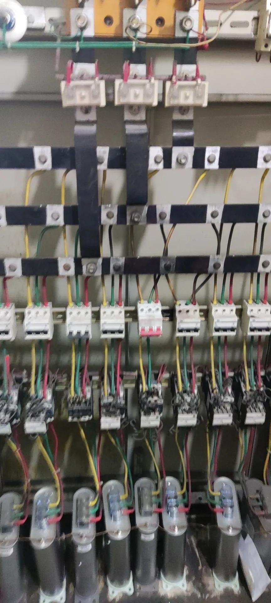 断路器跳闸推不上去,配电室总闸老跳闸是怎么回事