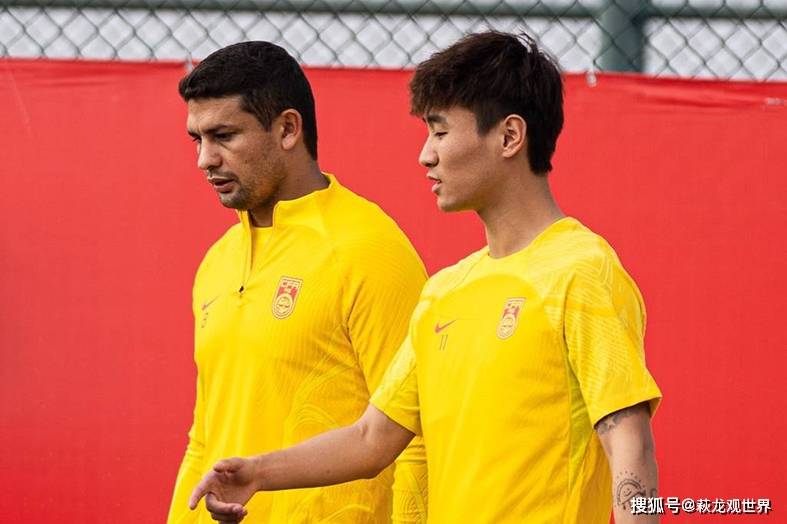 韦世豪与舒库罗夫均首发出战,19年韦世豪飞铲舒库罗夫