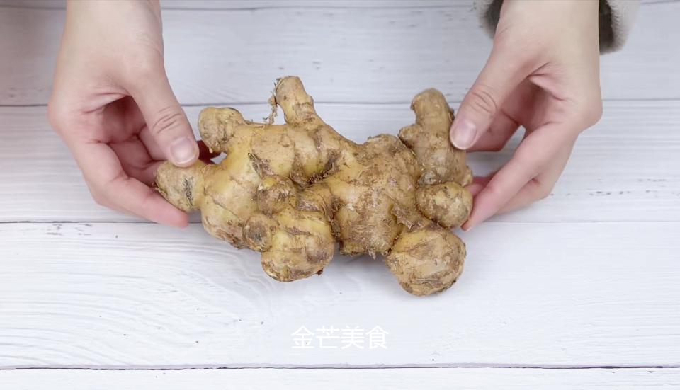 今天才发现，原来在枕头下放块生姜，可以去霉味，无论男女都有用