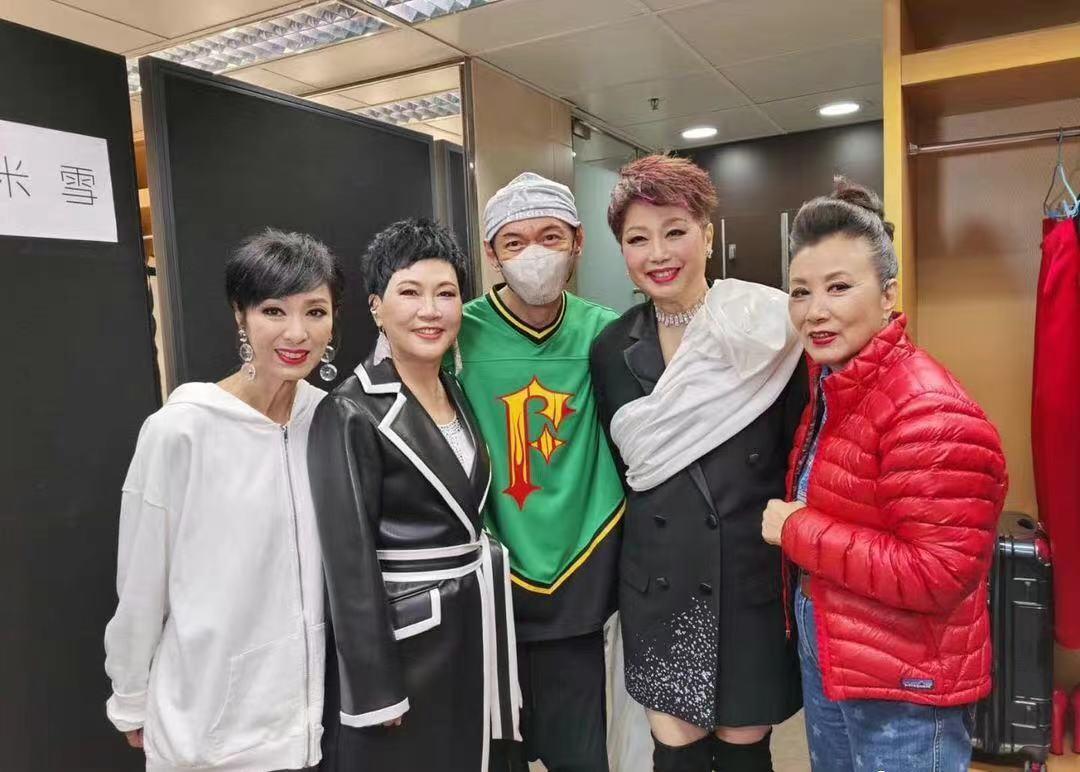 郑欣宜穿婚纱唱歌演唱会,郑欣宜罗文演唱会