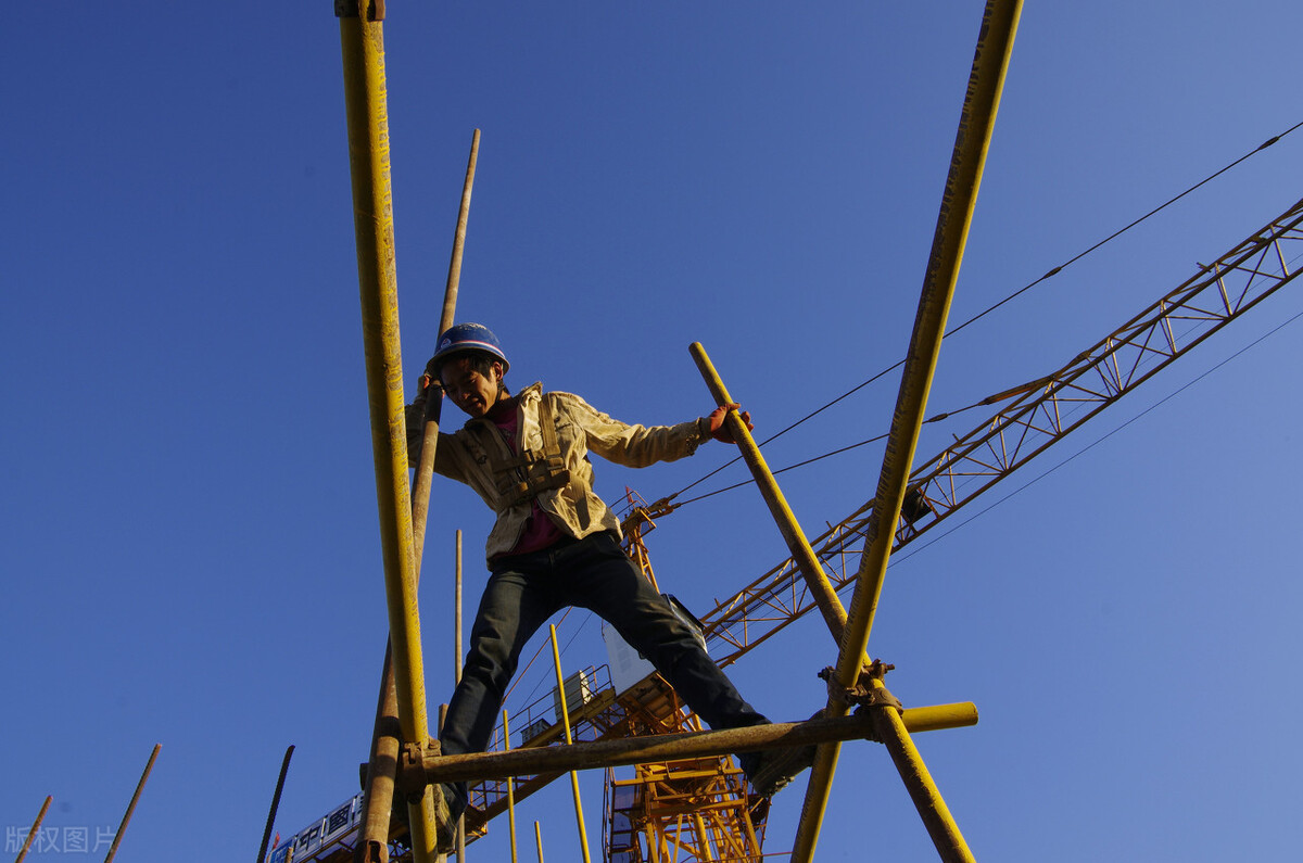 建筑工人现状：有活不敢干，有钱不敢赚