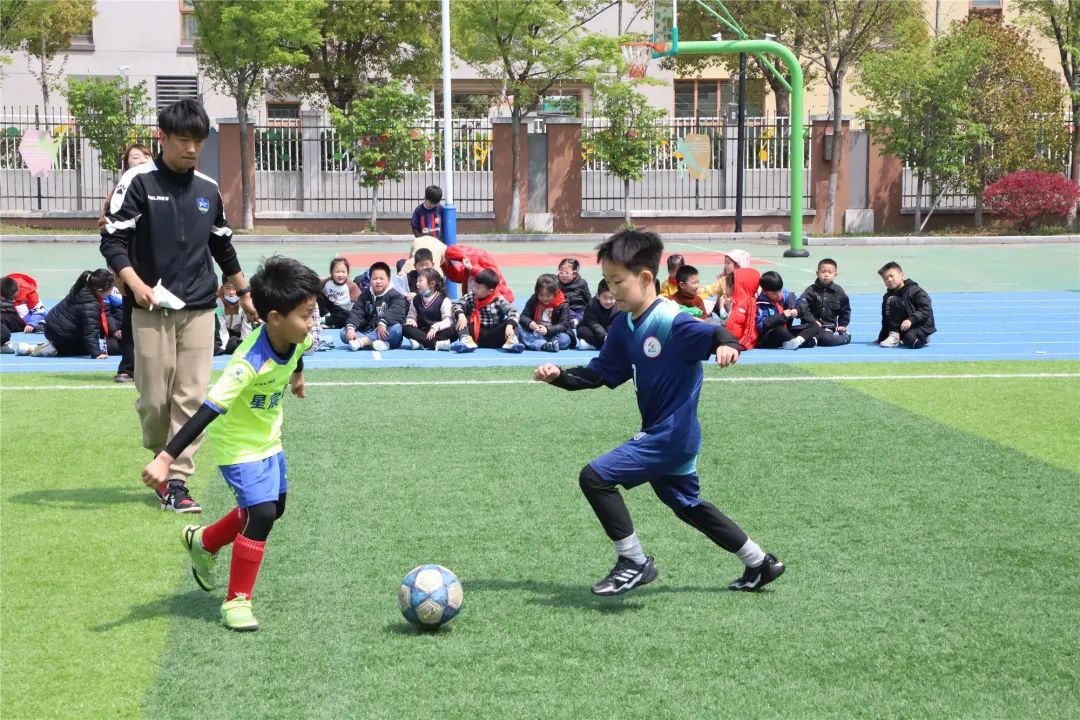 缤纷校园|飞吧，足球！