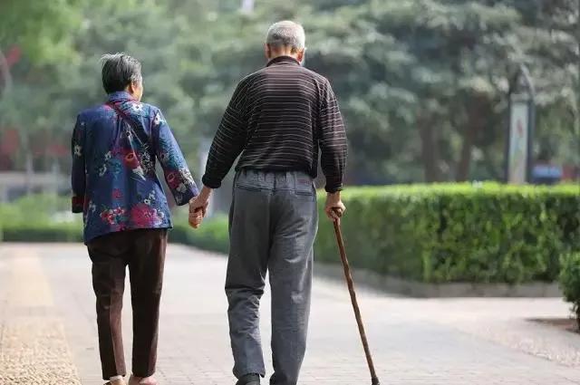 朋友圈里一组图片诠释了“老来伴”：年少夫妻情深，年老相伴绵长