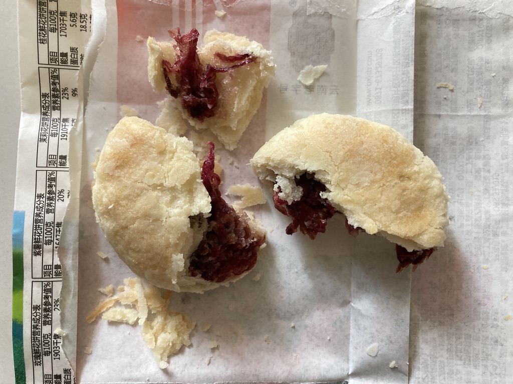 嘉年华花满楼潘祥记对比,潘祥记和嘉华鲜花饼哪个好吃