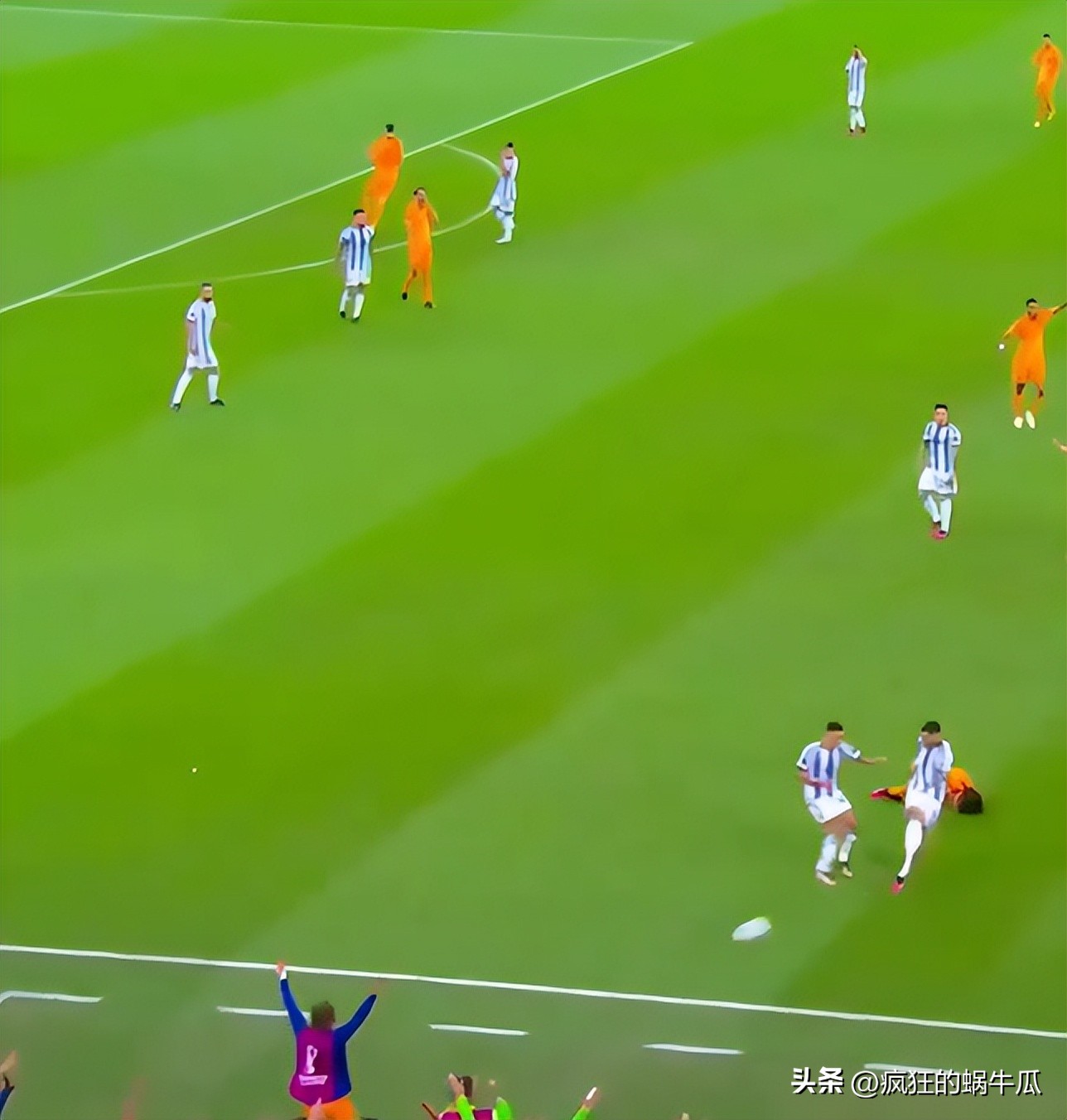 梅西得了便宜还卖乖，主裁判明显偏袒阿根廷，却还被封为卡牌大师