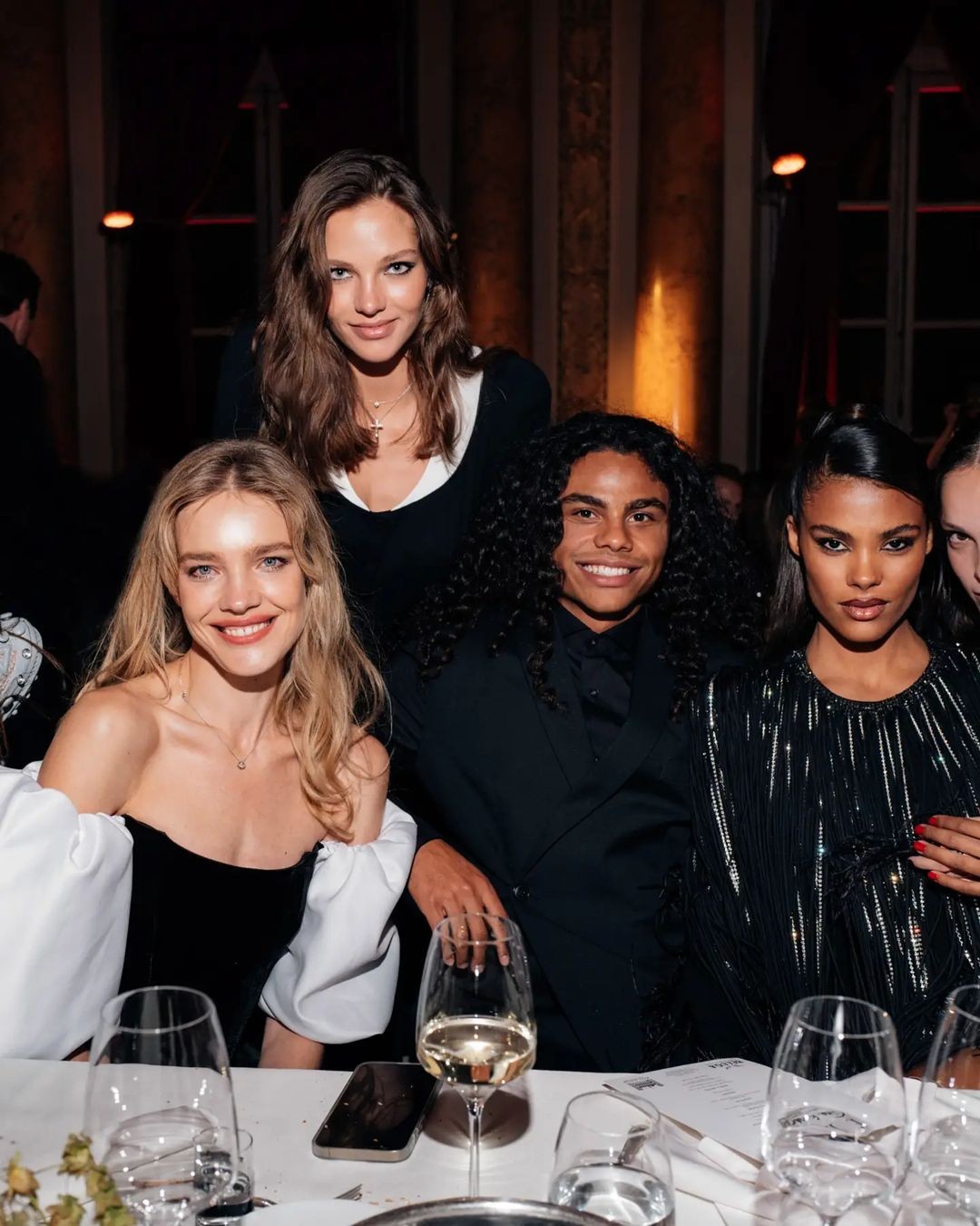 水果娜的不老少女颜绝了！穿毛衣裙也高级，带两娃逆袭成LV太子妃