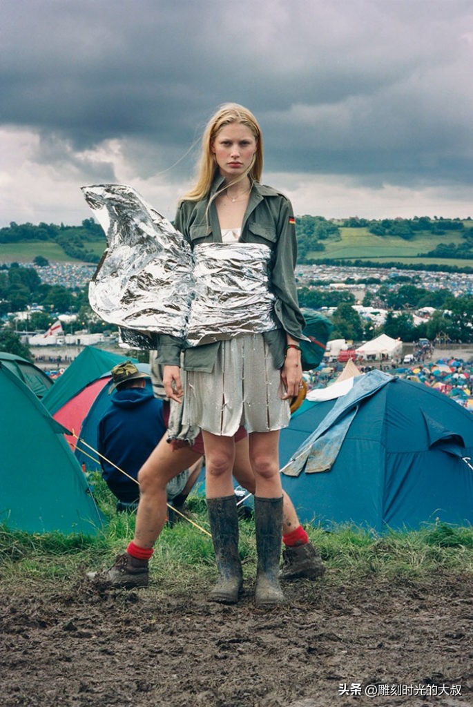 作品充满隐喻与象征主义，讽刺和暧昧：备受赞誉的当代时尚摄影师
