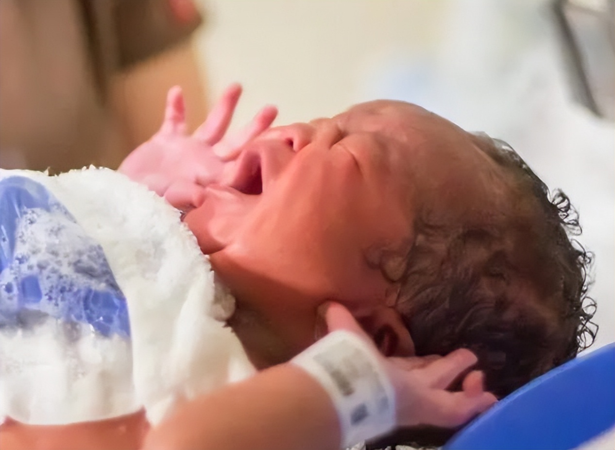 顺产为什么总是头先出来,顺产时胎儿面部向上还是向下