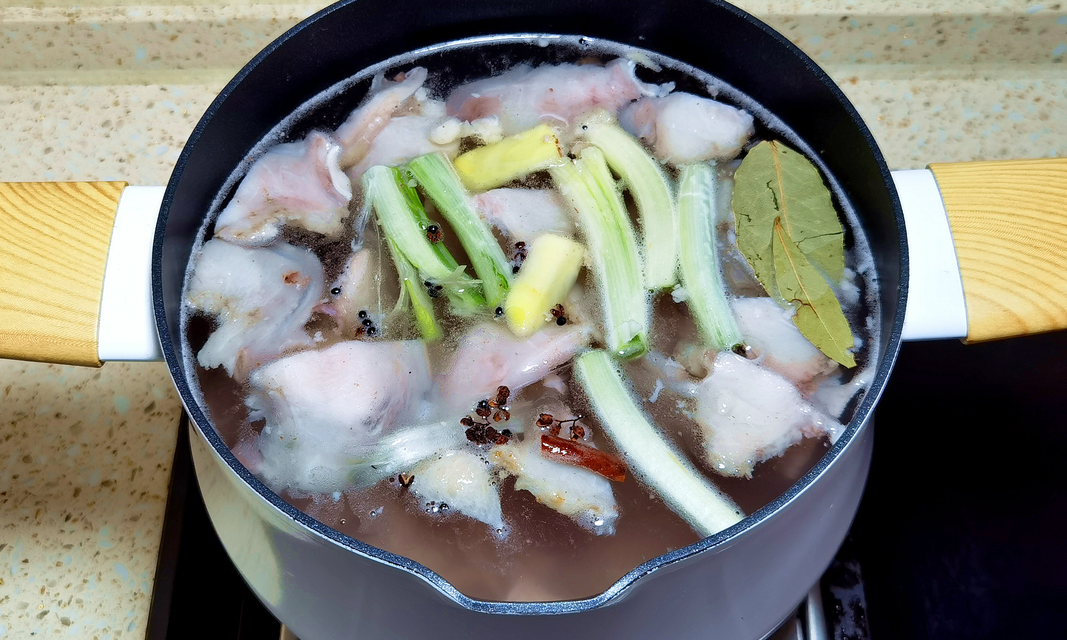 羊肉汤怎么炖不膻且软烂,清炖羊肉汤放多少水合适