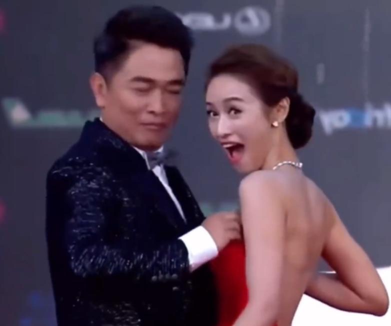 父女之间亲嘴的危害,父女亲脸拥抱违法吗