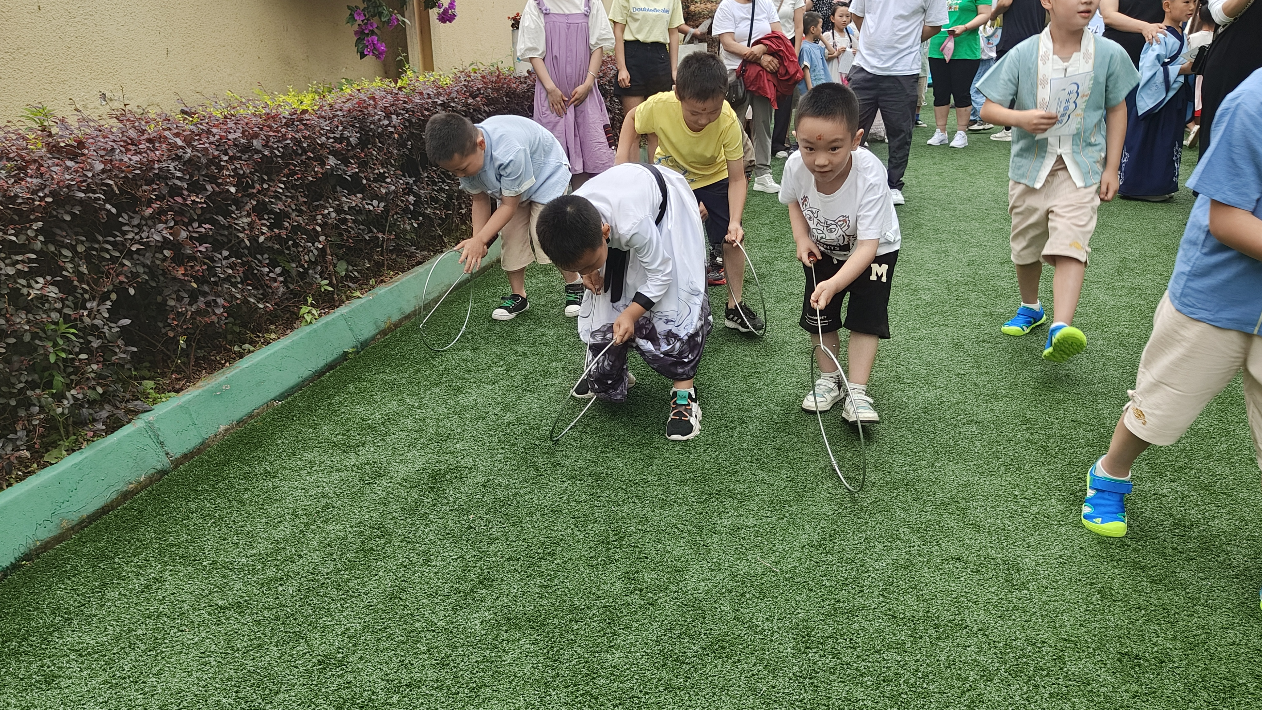 用歌谣赞美童年，用鲜花妆点童心——都江堰市各中小学、幼儿园开展丰富多彩的“六一”庆祝活动