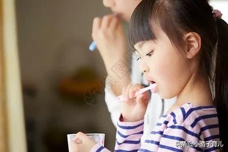 如何教孩子正确的刷牙方式,宝宝什么时候开始刷牙最合适