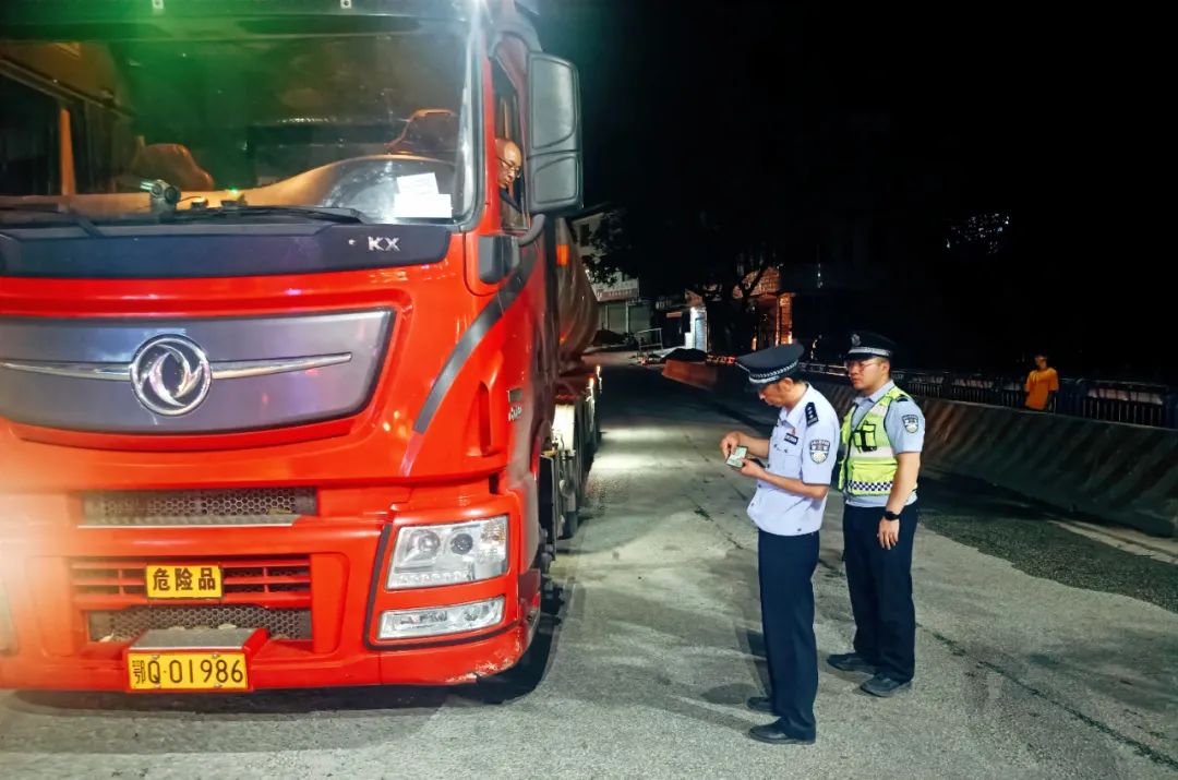 【夏季治安打击整治“百日行动”】当晚抓获65人！恩施公安开展夏夜治安巡查宣防第二次集中统一行动