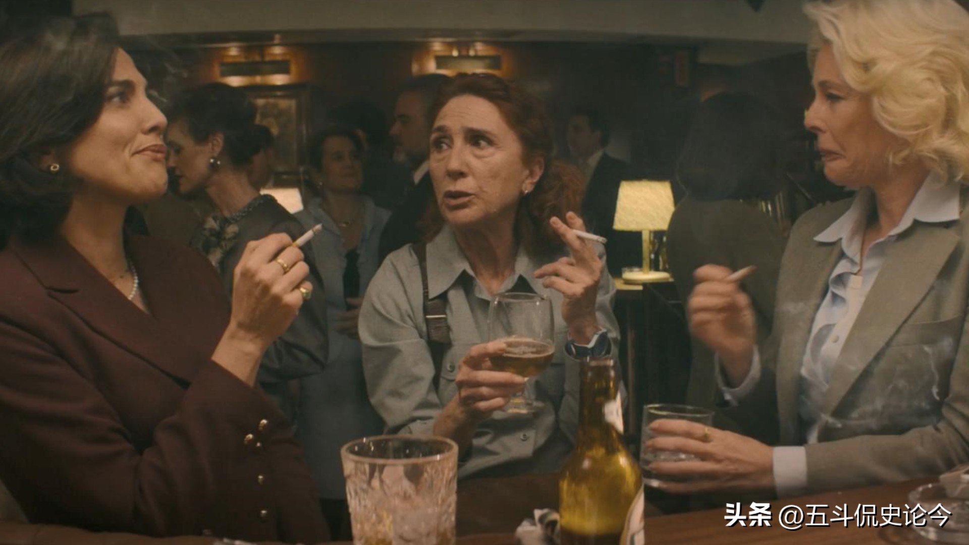 西班牙悬疑电影老太太,西班牙驱魔电影有女巫拿水晶球的