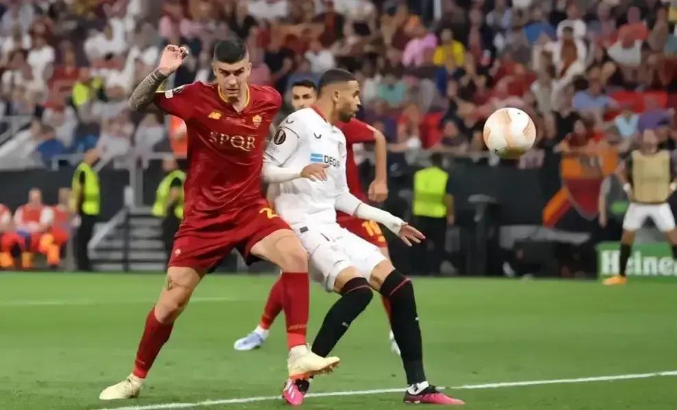 裁判最后时刻毁掉勇士,裁判把奖牌拿给马龙