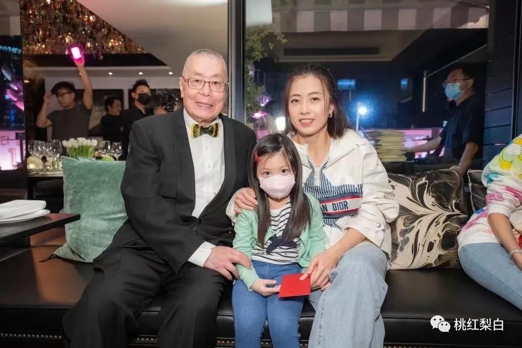 有钱人的名利场：甘比为什么要巴结82岁的他？