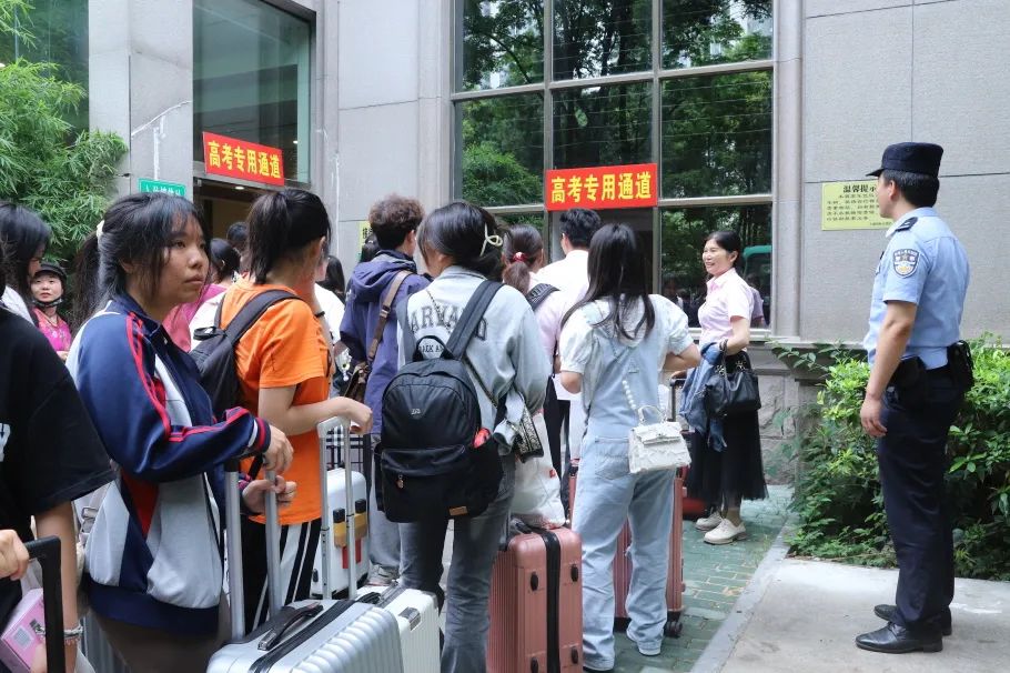 警警护航高考完整版,护航高考交警通行视频