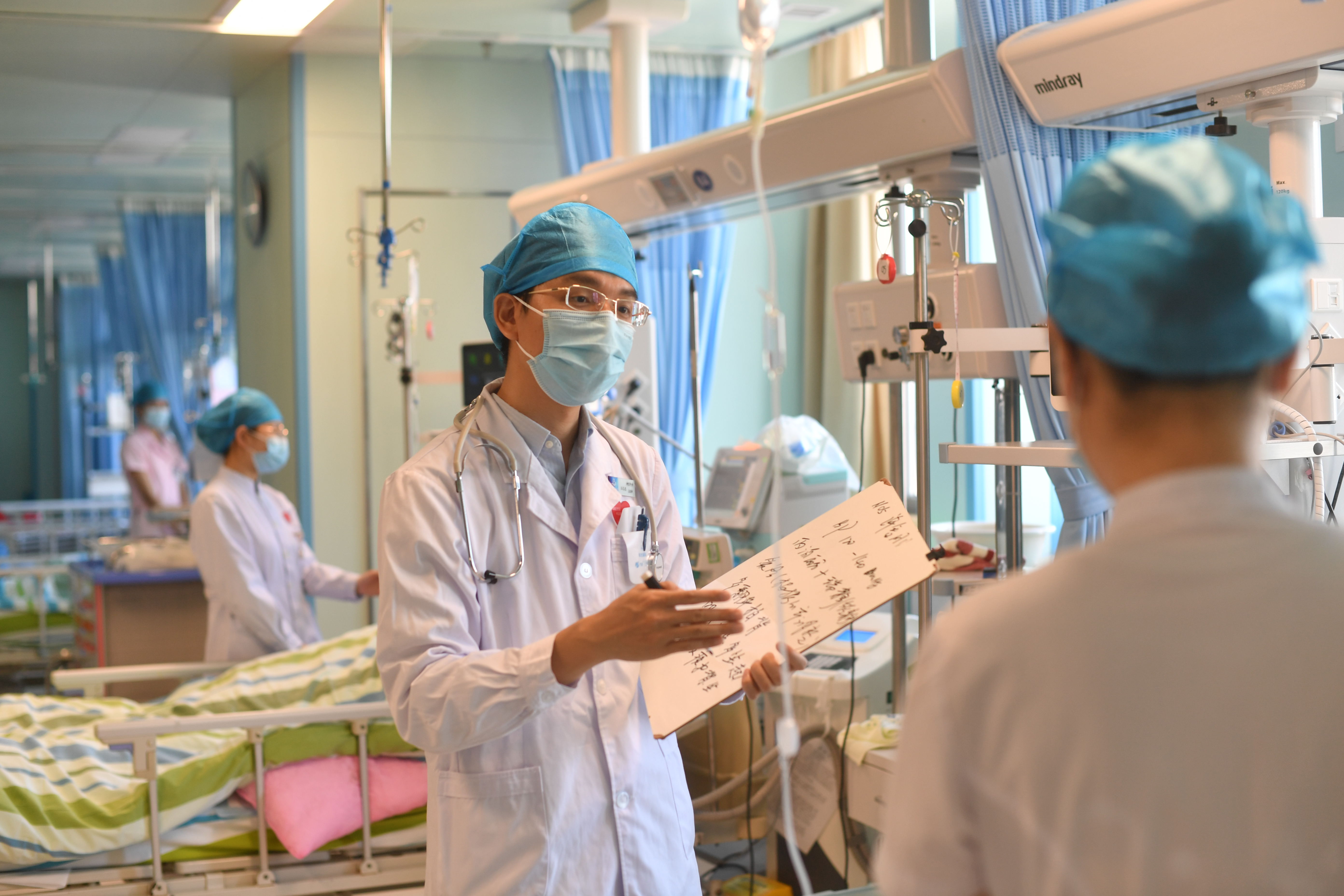 看他如此年轻俊秀……”一封感谢信牵出一名医患“沟通达人”