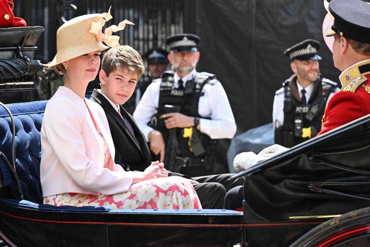 英国女王登基庆典凯特赢很大？纯白穿搭迷人优雅，带萌娃站C位