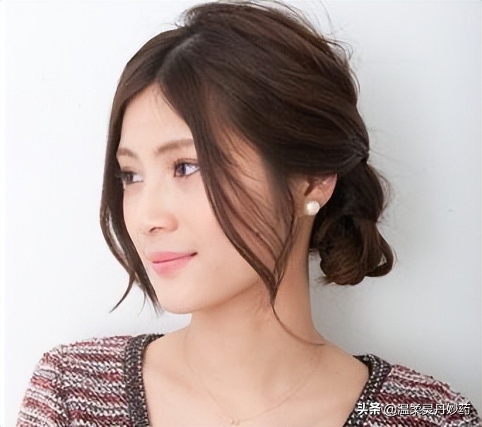 55岁脸小偏长什么发型显年轻,40-50岁显脸小最新款发型