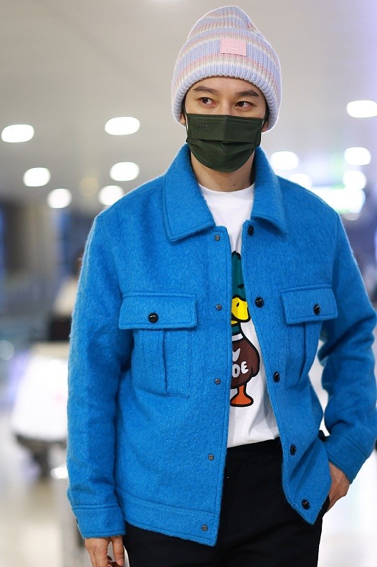 黄晓明戴渔夫帽搭白西装潮流减龄,黄晓明蓝色拼接外套