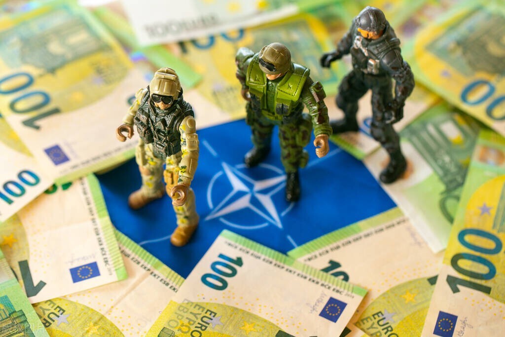 美国大量超发货币后果会怎样,美国30万亿美元国债都花哪里去了