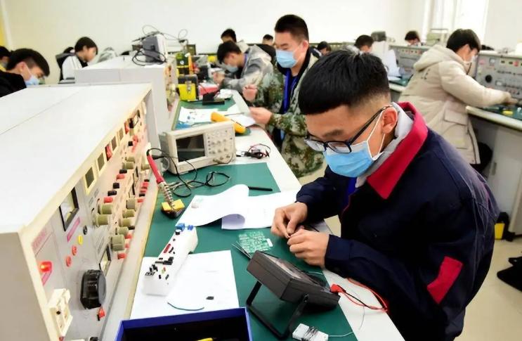 为什么说宁上烂高中也不读技校,为什么宁选烂高中不选技校