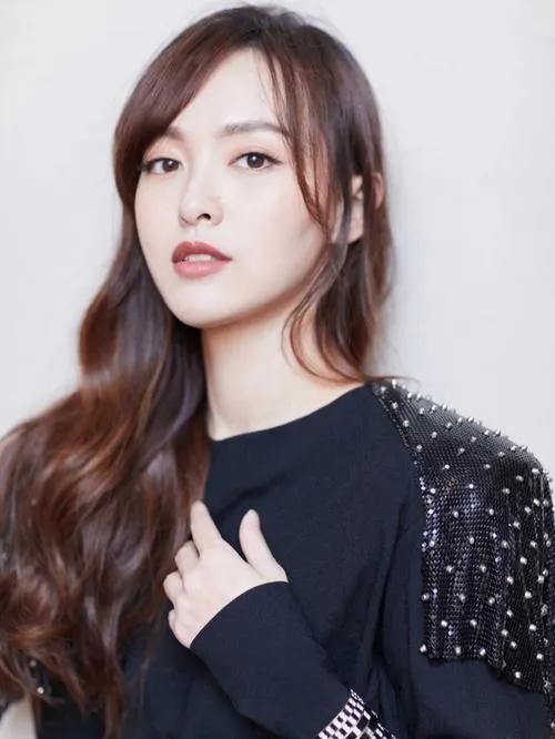 和金主私下怀子，拉男明星假结婚，这个85小花到底是谁？