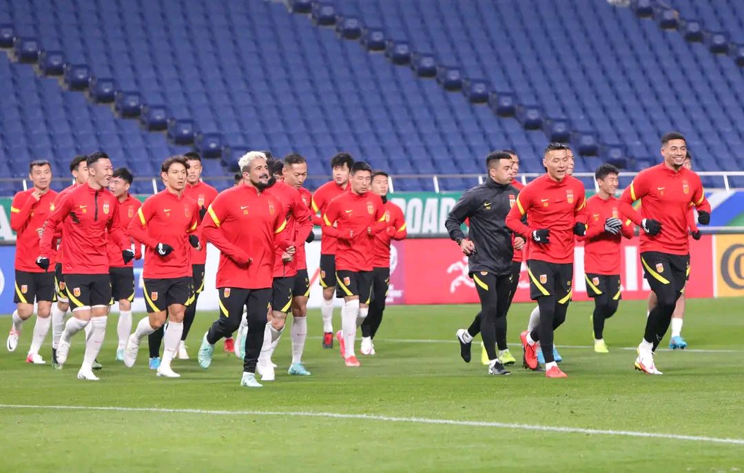 对手的就地反抢，限制了国足的进攻，攻防转换更加有章法