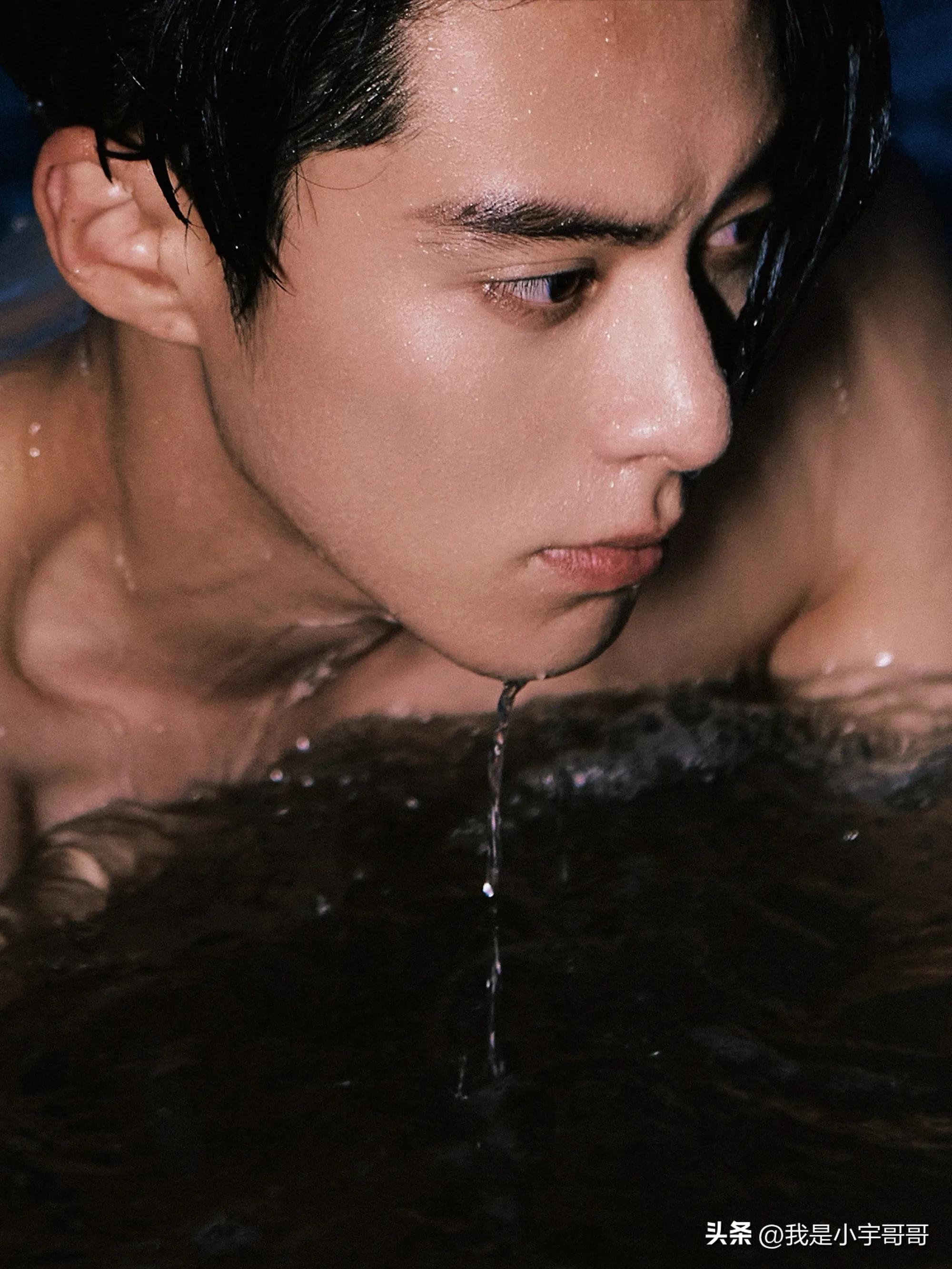 王鹤棣海边拍摄正装花絮,王鹤棣海边自拍第三视角