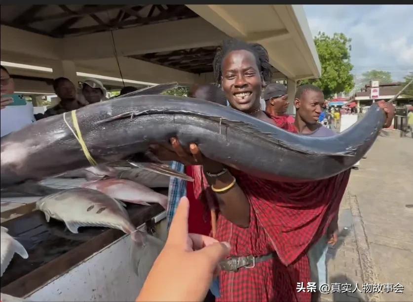 95后山东小伙勇闯非洲4年，请马赛人当保镖，发现非洲海鲜很便宜