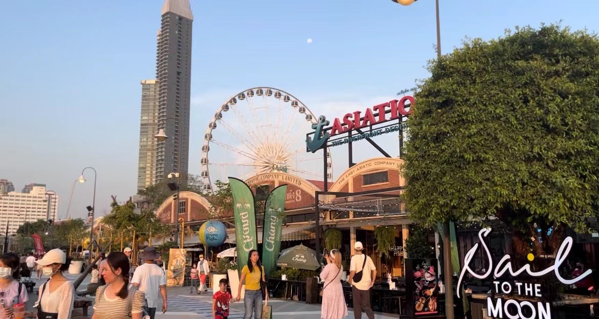 泰国曼谷水上集市视频,在泰国的迪士尼乐园里面有什么