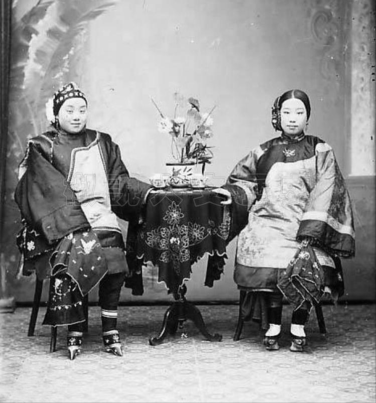 女人小脚为啥叫三寸金莲,古代女人是三寸金莲脚吗