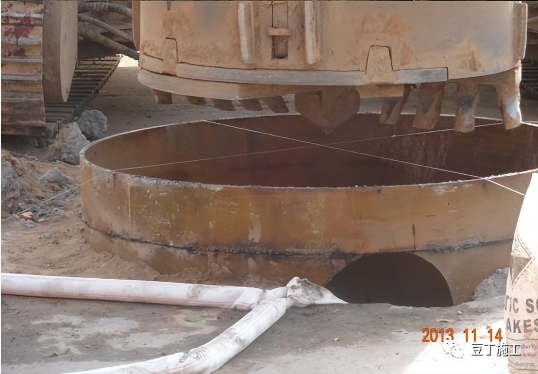 打桩过程中出现塌孔怎么处理,下钢筋笼声测管掉在桩孔里怎么办