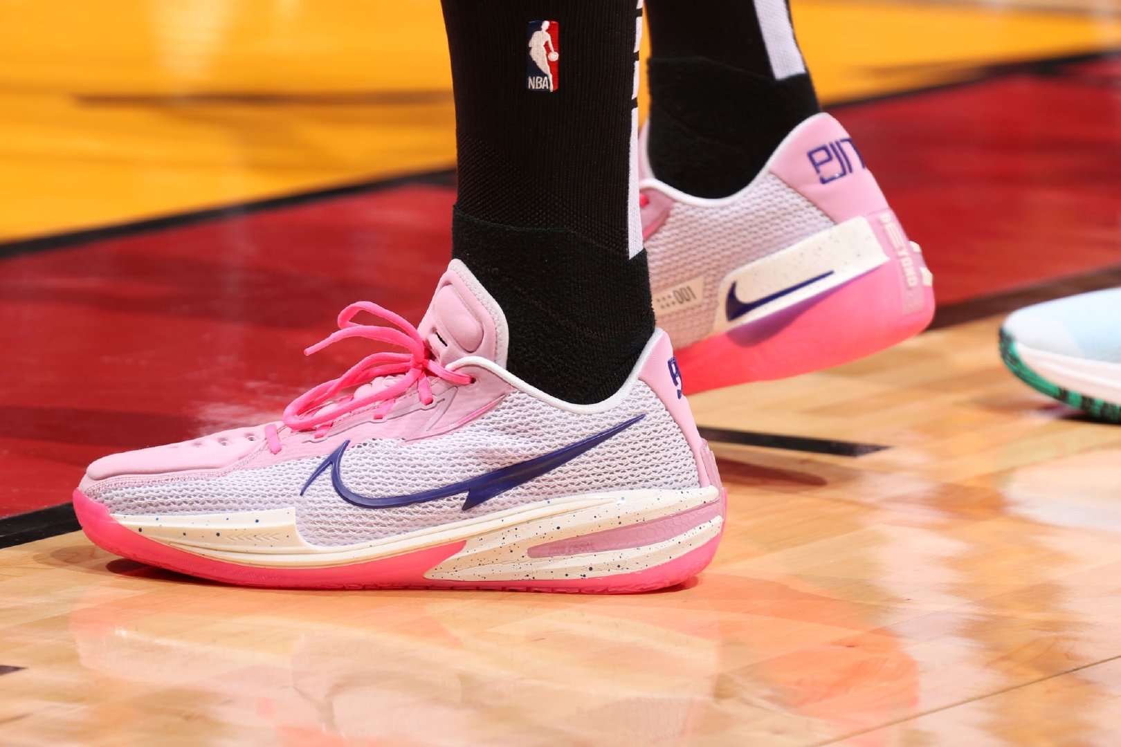 安踏最新签名球鞋,安踏轻狂男篮球鞋