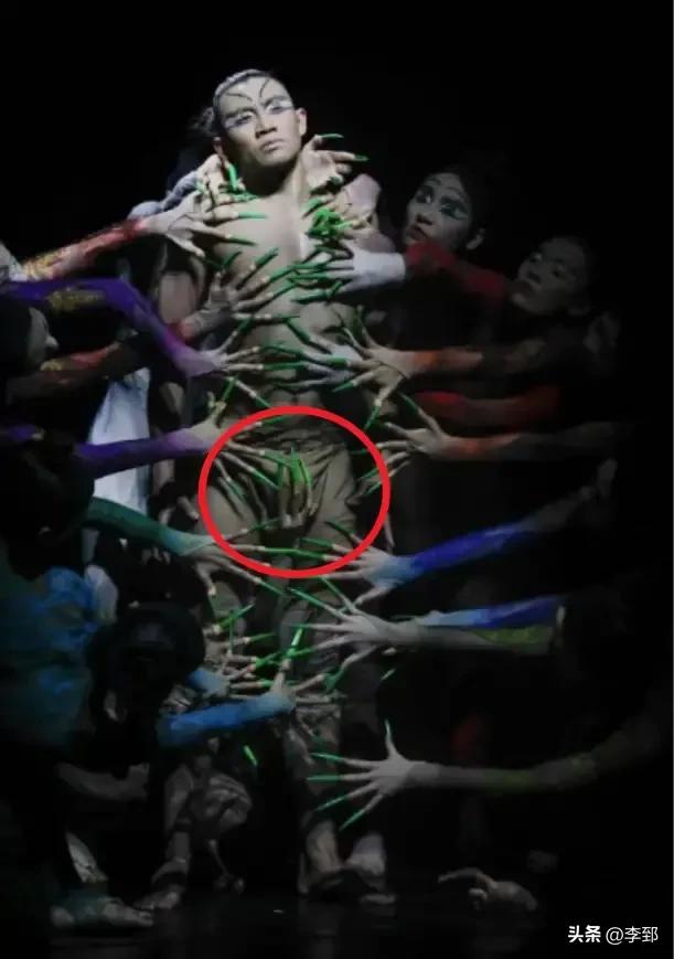 女的抓男的手臂舞蹈,舞蹈女孩下腰手抓脚展示