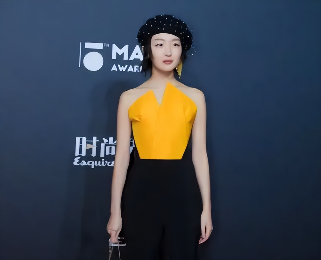 脖子青筋暴起、胸部瘦成排骨，这8位女明星的审美太畸形了