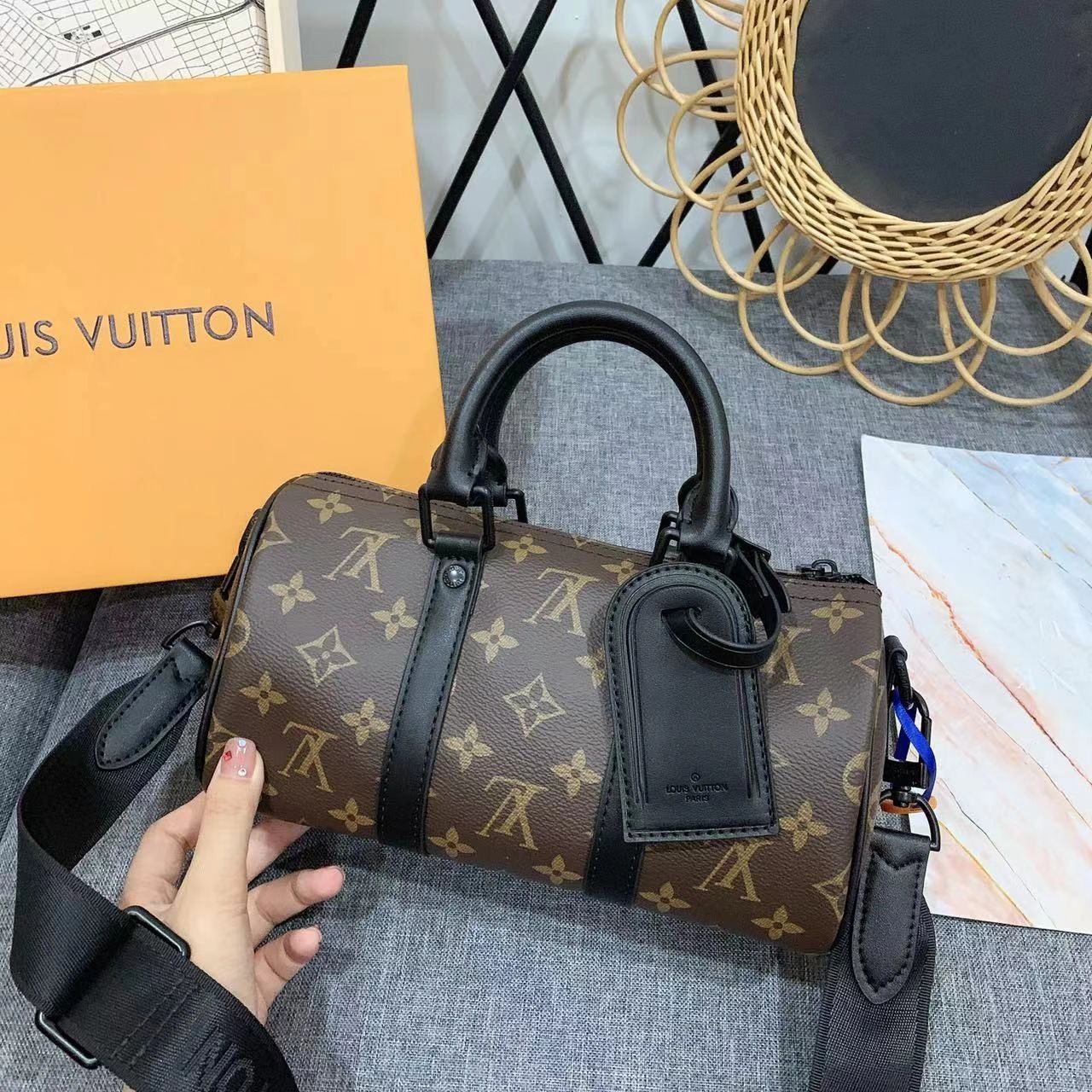 今年流行的lv圆枕头包,2022最火的枕头包图片