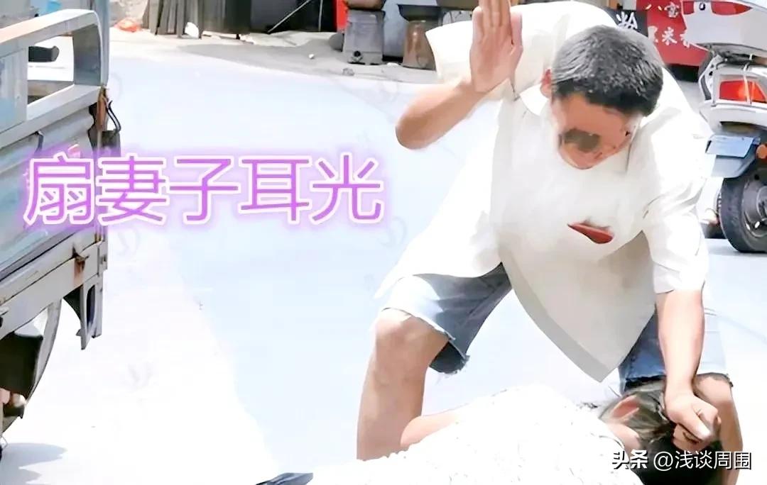 称：“不想再戴绿帽子”，贵州男子街头殴打妻子，女子抱腿求原谅