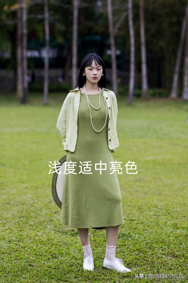 黄黑皮女人适合穿黑色吗,黄黑皮女生穿啥都不好看