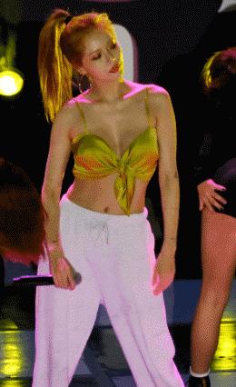 韩国女爱豆着装引争议，衣服盖不住侧乳，网友：是在弘扬传统文化