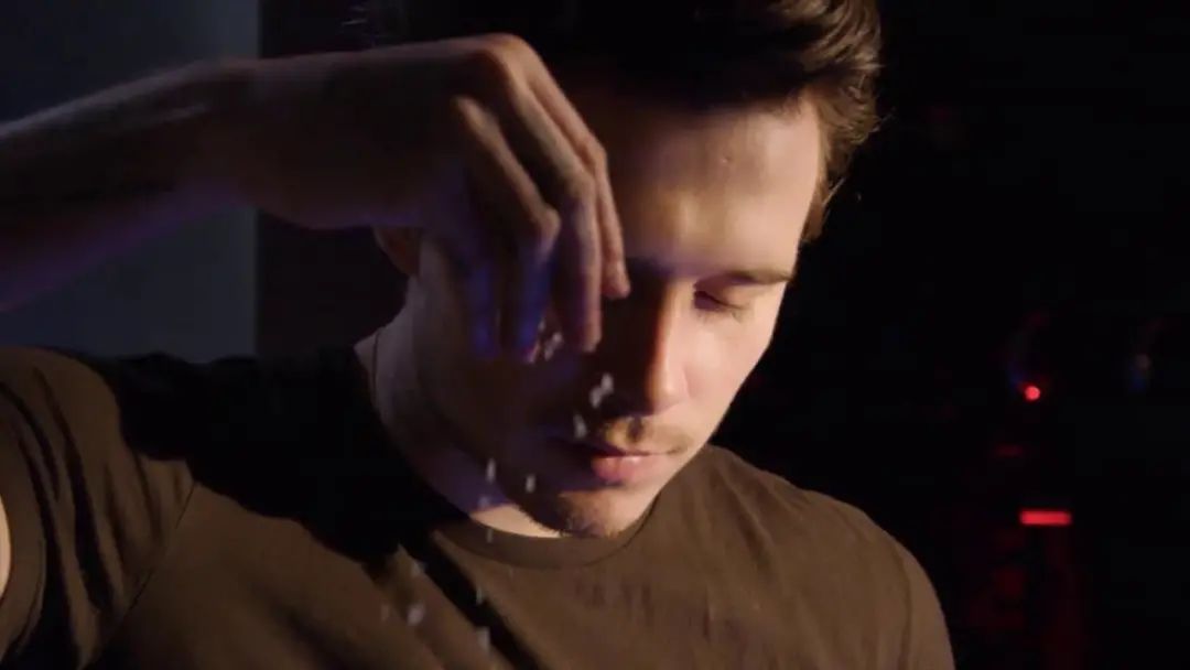 贝嫂儿子掉代言气哭妈妈!“强势母亲”VS“废柴儿子”对比强烈…