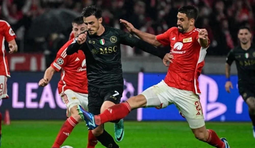 夜晚中绽放的烟花,足球烟花