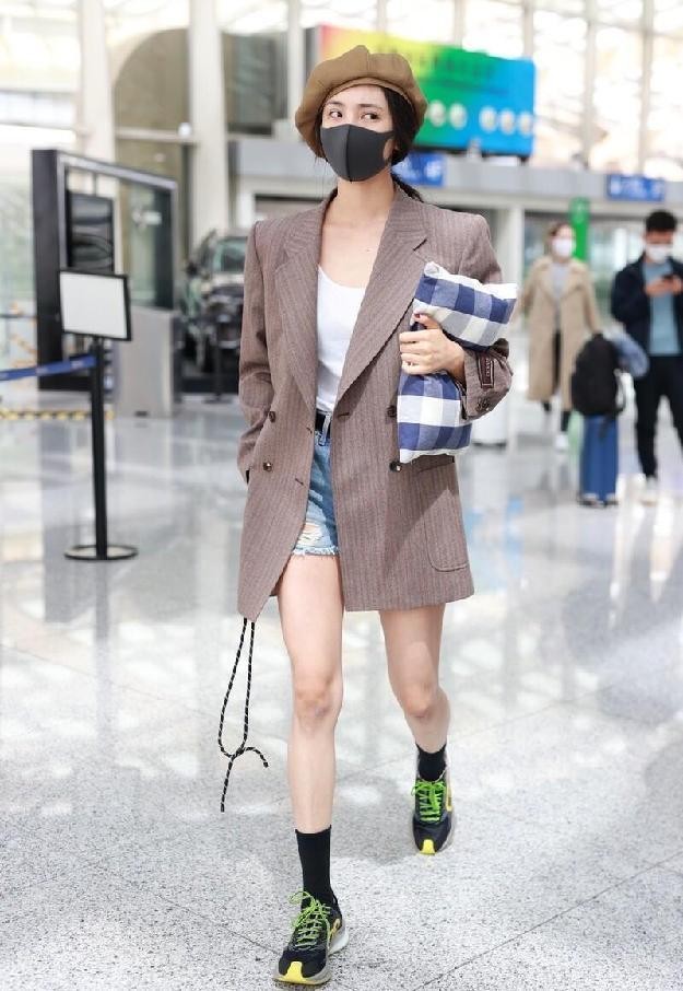 牛仔短裤会搭配才能穿出时尚风,欧美时尚博主牛仔短款穿搭