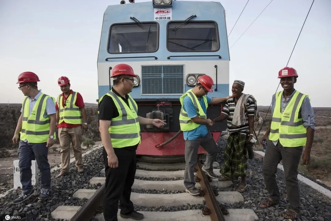 美国100年没救成的非洲小国，被中国用3年救回后，奉上大礼作回报